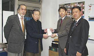 寄付金を佐藤県議（中央右）に手渡す土士田代表理事、左は柳田静男理事、右は岡崎市議