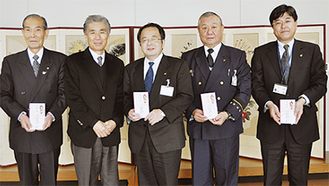 寄付金を贈呈した梅田社長（左から２番目）