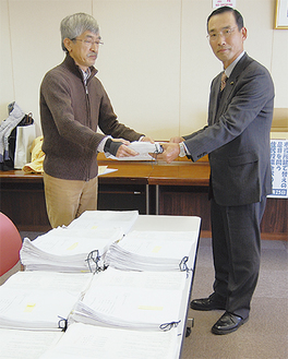 市選管へ署名を提出する土屋正一代表（左）