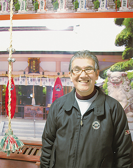 サザン神社に立つ小林会長