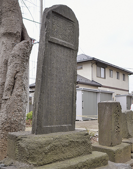 大震災記念碑（左）と厄神大神の塔（右）