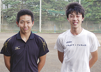笑顔で抱負を語る山崎選手（右）と海津選手