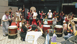 和太鼓の演奏に多くの人が集まった