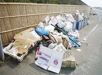 ヘッドランド近辺に置き捨てられたゴミ