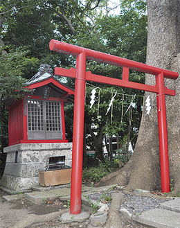 熊野神社拝殿右側にある姥神社