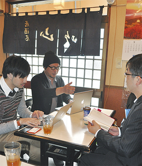 藤田代表（中央）の職場が事務所兼会議室となっている