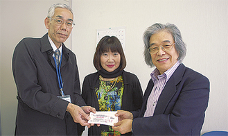 チケットを手渡すＡＭＳ企画の天野浩二さん（右）、永村さん（中央）