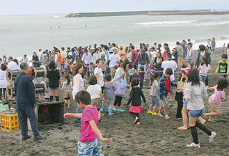 大勢の参加者で賑わう「渚のイベント」