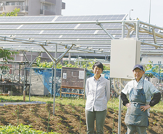 ソーラーシェアリングを実現し笑顔の上野さん（左）と鈴木さん（右）
