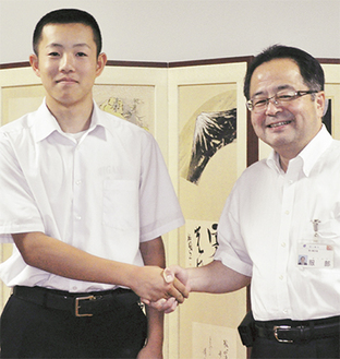 代表選出の喜びを服部市長に報告した齋藤選手（左）
