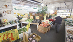 産地と味覚、値ごろ感にこだわった野菜と果物は中央卸売市場（横浜）と近隣の地方市場で仕入れ