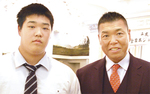 柔道の先輩であり父でもある小川直也さん（右）