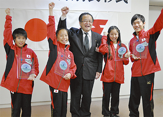 斉藤さん（左）、上田さん（左２人目）、石川さん（右２人目）、小倉さん（右）は元気な笑顔で式に出席