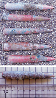 海岸で発見された実砲（上）／長さ８センチ程