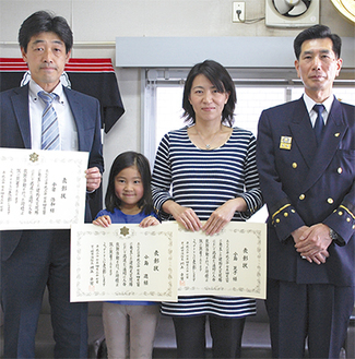 小倉さん、小嶋渚紗ちゃん、小嶋晃子さん、川上消防長（左から）