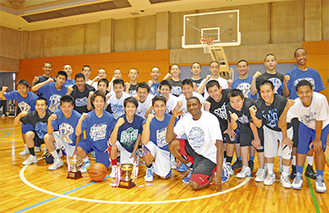 優勝した男子バスケ部、前列右から３人目が谷川主将