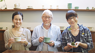 作品を手にする湯川さん、丹羽さん、吉村さん（右から）