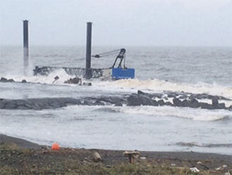 台風11号の接近で荒波にのまれるクレーン台船＝７月17日午後６時頃・柳島の海岸