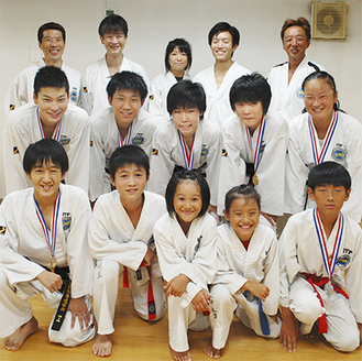 全日本ジュニアで多数入賞者を出したテコンドー茅ヶ崎道場の選手と指導者