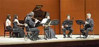 裕子さんも参加したシャーンティ木管五重奏団の演奏