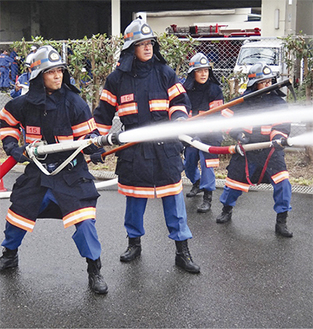 放水訓練を行う消防団員