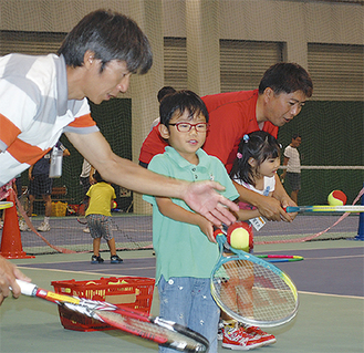 親子でテニスを楽しむ参加者
