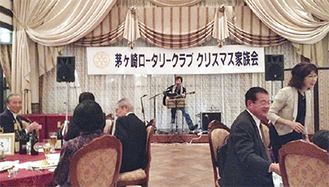 歌手の竹本孝之さんが会場を盛り上げた
