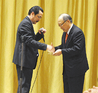 握手をする相馬代表（左）と木村理事長