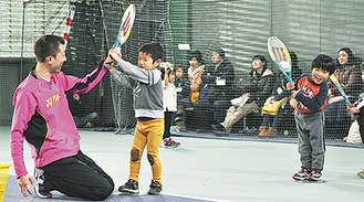テニスを楽しむ子どもたち
