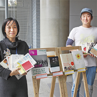 茅ヶ崎市美術館学芸員の藤川さん（左）とＲＩＶＥＮＤＥＬの熊澤さん（右）