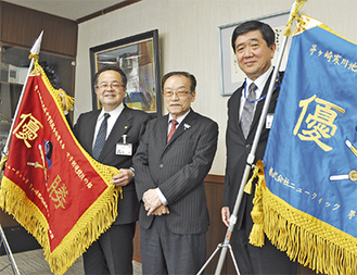中学剣道の優勝旗などを寄贈した清水社長（中央）