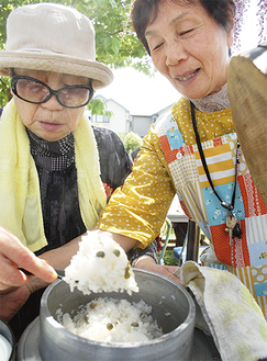 炊き上がった豆ご飯に思いを馳せる浜崎さん（右）と藤原さん（左）