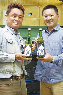 酒蔵で「かっぱの純米吟醸」を持つ大竹さんと杜氏の五十嵐さん（右）