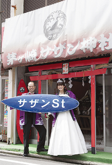 鳥居の前で「サザンSt」ボードを抱え記念撮影写真提供：スタジオ山田