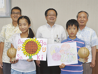 優秀賞の作品と記念品の花火玉を手にする秋元美玖さん（前列左）と須崎勇太くん（前列右）