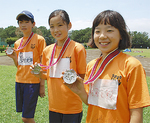 準優勝の銀メダルを手にする（左から）吉村君、坂間さん、杉原さん