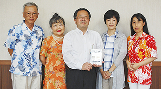 小松委員長（中央左）ら関係者が服部市長（中央）にＤＶＤを手渡した