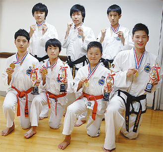 高野さん、小林さん、鈴木さん、青木さん（前列左から）。多田さん、坂巻さん、岡田さん（後列左から）