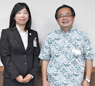 湯川さん（写真左）と服部市長