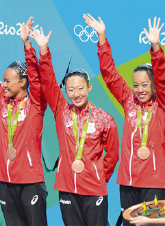 リオ五輪で銅メダルを獲得した小俣夏乃さん（中央）
