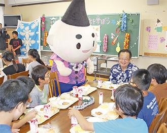 服部市長と「えぼし麻呂」も参加した梅田小学校での様子