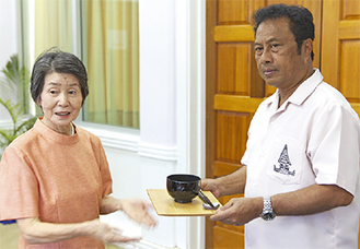 大統領（右）に味噌汁を手渡した加藤さん／撮影：田中正文