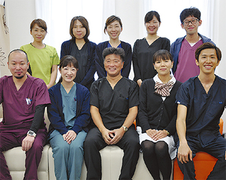 患者やその家族の目線に立って、きめ細やかな応対を心掛けている吉田院長（前列中央）とスタッフ
