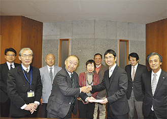 握手を交わす倉澤会長(左)と山川施設長