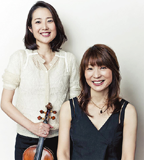 出演する早稲田桜子さん、眞理さん（左から）
