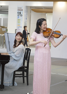 早稲田眞理さん、桜子さん（左から）