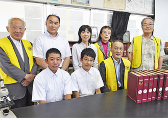 前列右から田中さん、手塚会長、科学部の横山部長、寺島副部長