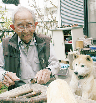 生前の武久さん（96歳の頃）と愛犬モモ