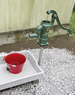 地下水を手動式のポンプで汲み上げる