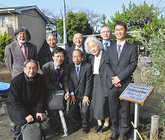 山川施設長（右）ら関係者と100周年記念樹